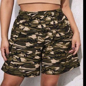 NWOT Camo Print Flap Pocket Shorts | Size (M) |